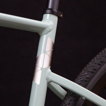 Luxshield Reflektor-Sticker "Dreieck-Design" in Schwarz oder Weiß aus reflektierender Hochleistungsfolie > Made in Germany